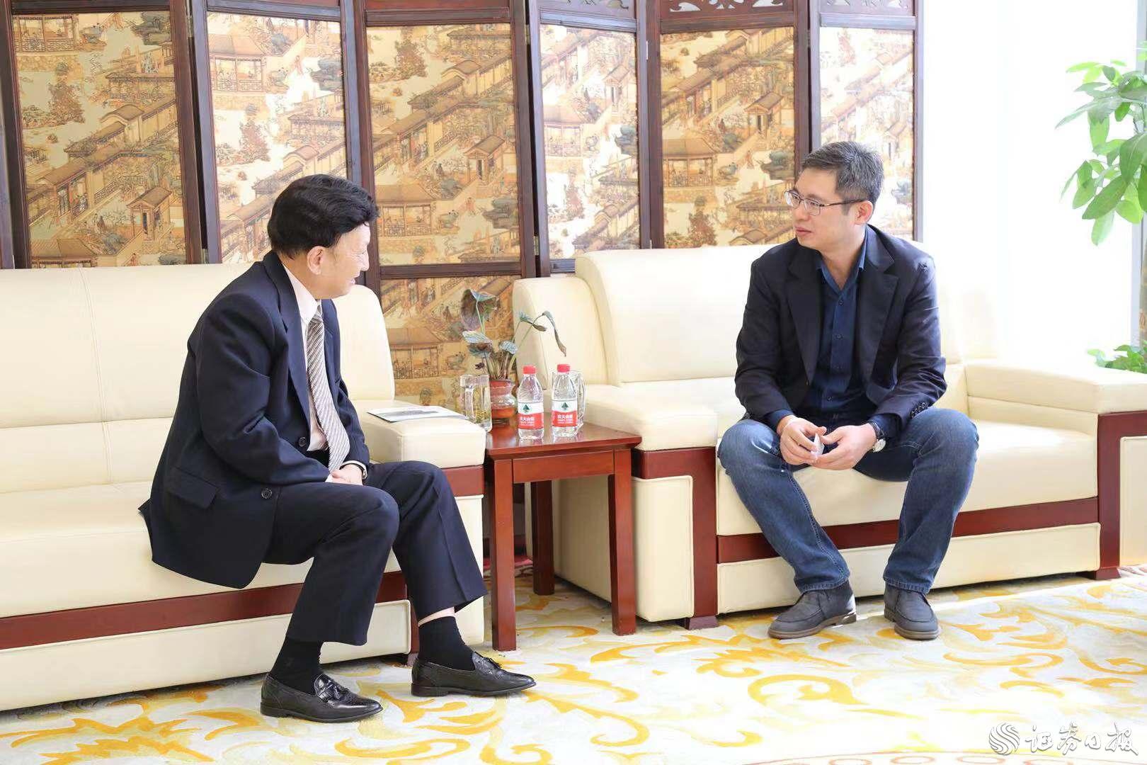 杭州江干區投資促進局副局長項波(右)與美中貿易發展協會總裁、執行長姚應文博士(左)交流探討.jpg