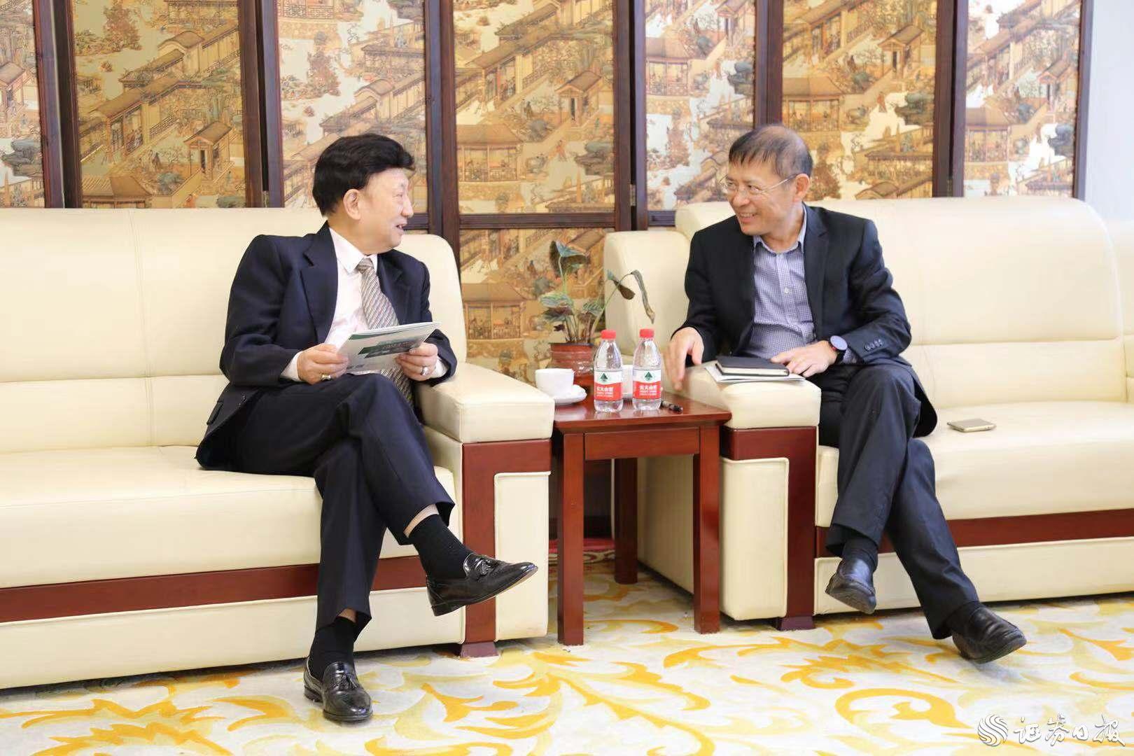 華僑國際樓宇黨委書記、總裁孔村光(右)與美中貿易發展協會總裁、執行長姚應文博士(左)進行商務洽談.jpg