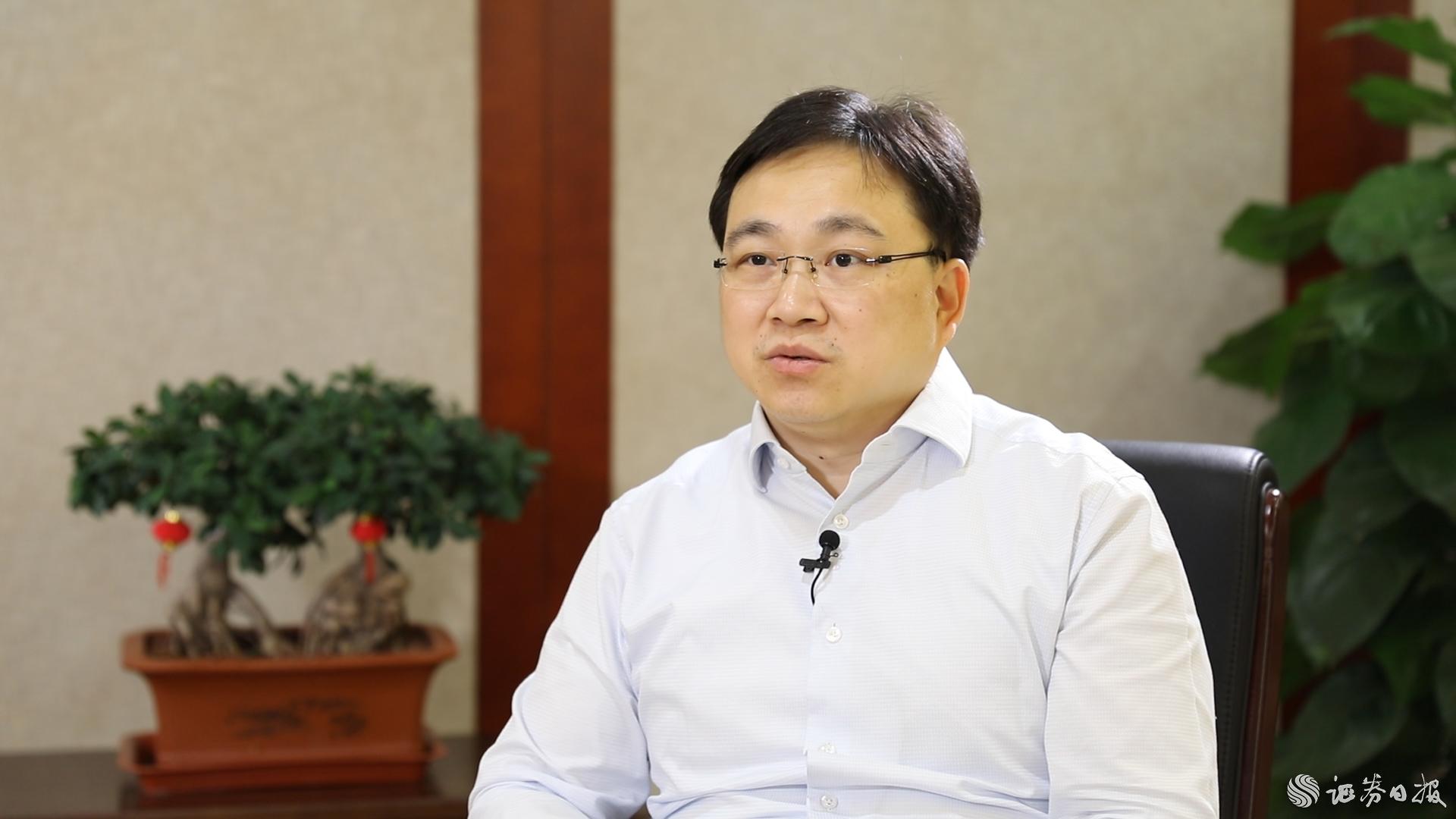 中國中冶總工程師肖鵬接受《證券日報》記者專訪。.jpg